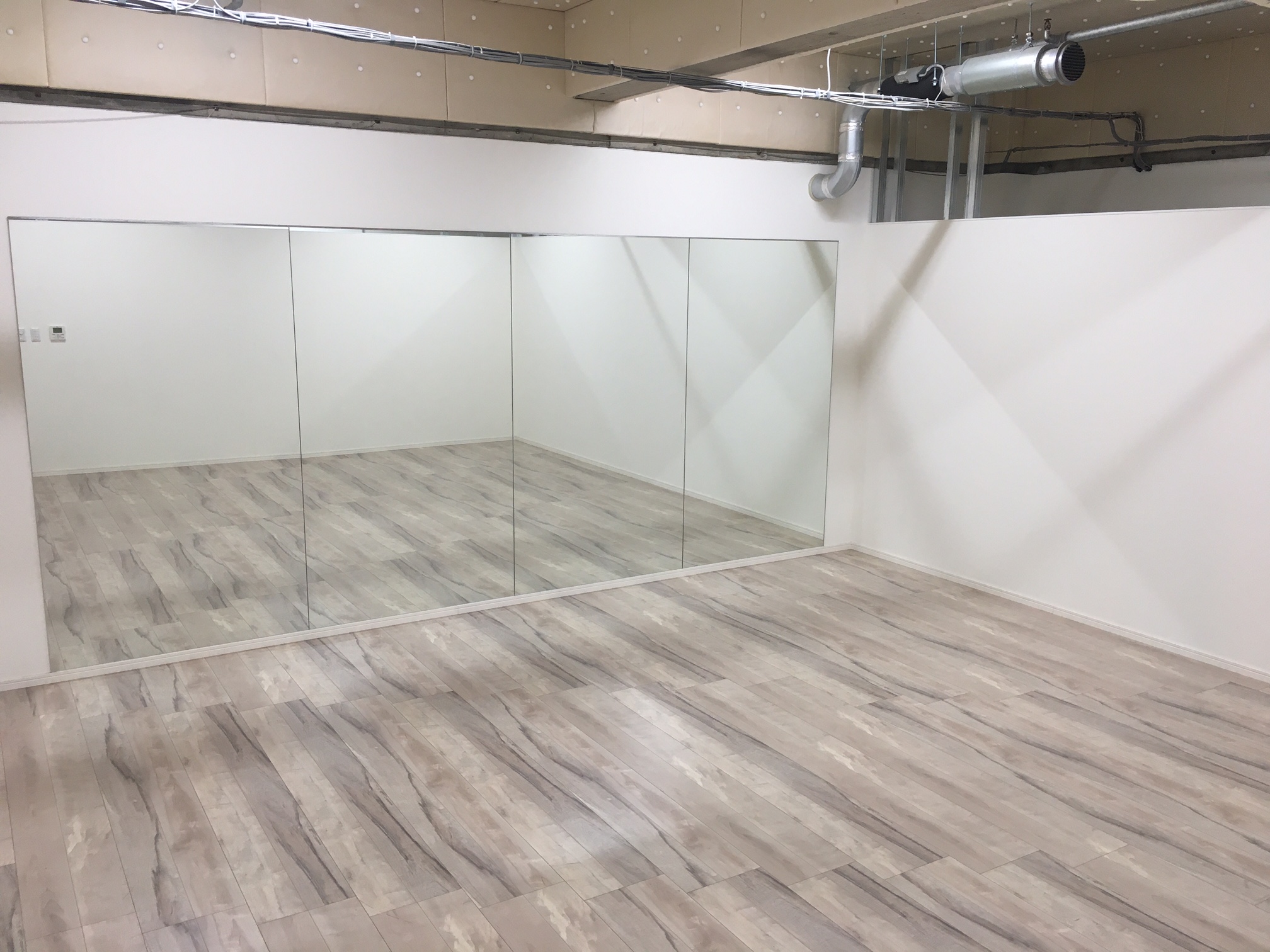 【沼津ラクーン】沼津駅から2分！ワークショップや撮影会におすすめ！白壁で清潔感あるダンスホールのイベントスペース