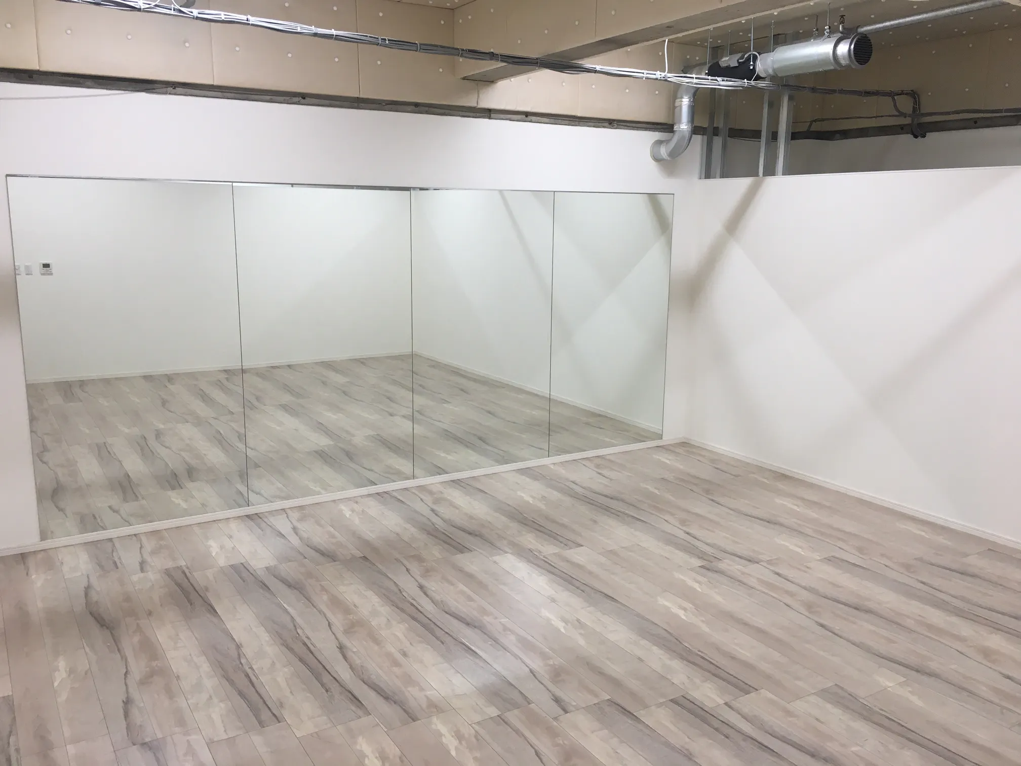 【沼津ラクーン】沼津駅から2分！ワークショップや撮影会におすすめ！白壁で清潔感あるダンスホールのイベントスペース