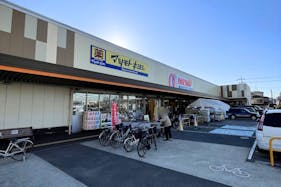 【マミープラス西平井】プロモーションに利用可能な1階軒下自販機左側の壁際スペース