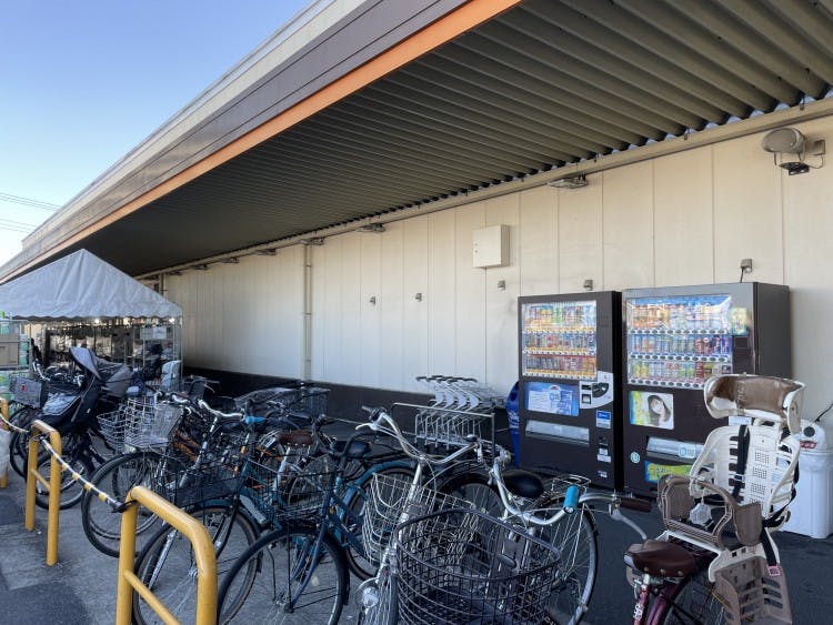 【マミープラス西平井】プロモーションに利用可能な1階軒下自販機左側の壁際スペース