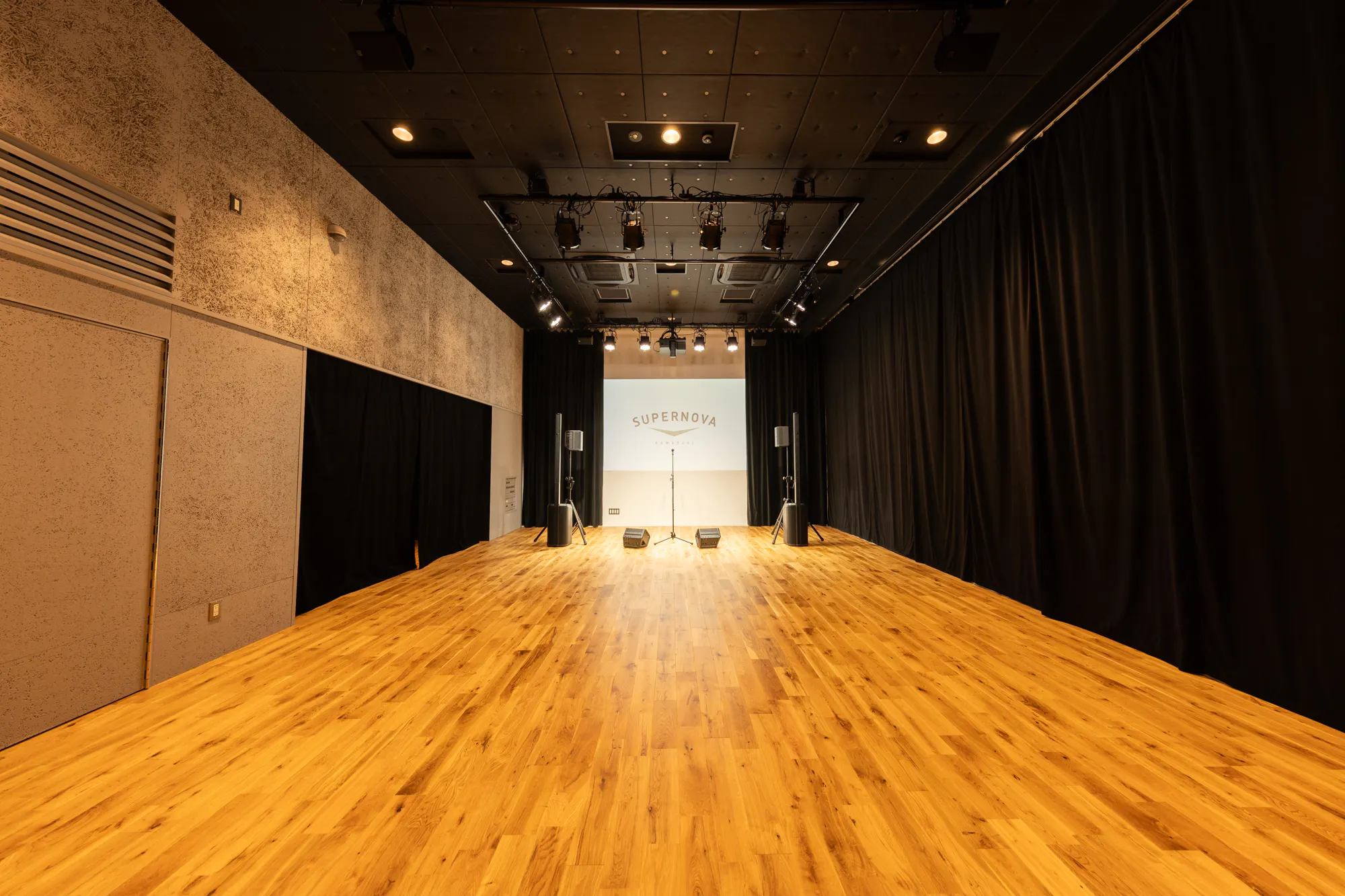 【川崎駅5分】展示会、撮影、音楽イベントなど様々な用途で利用できる什器豊富なイベントスペース