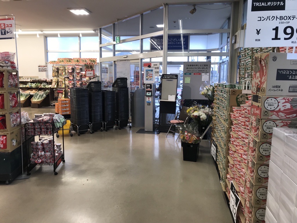 【西友　三本柳店】店内入口付近　プロモーション用途や物販、食物販のポップアップストアに最適なスーパー店内催事イベントスペース