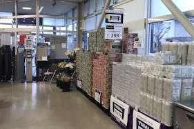 【西友 三本柳店】店内入口付近 プロモーション用途や物販、食物販のポップアップストアに最適なスーパー店内催事イベントスペース