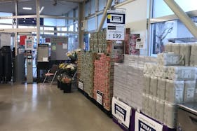 【西友 三本柳店】店内入口付近 プロモーション用途や物販、食物販のポップアップストアに最適なスーパー店内催事イベントスペース