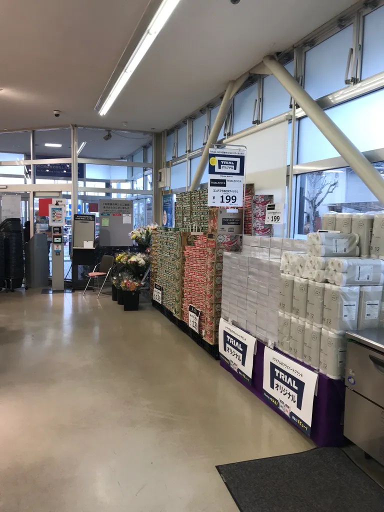 【西友 三本柳店】店内入口付近 プロモーション用途や物販、食物販のポップアップストアに最適なスーパー店内催事イベントスペース