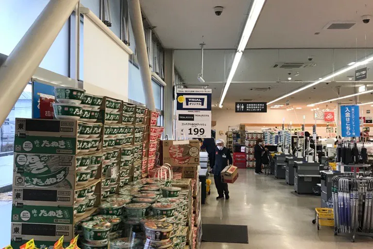 【西友 三本柳店】店内入口付近 プロモーション用途や物販、食物販のポップアップストアに最適なスーパー店内催事イベントスペース