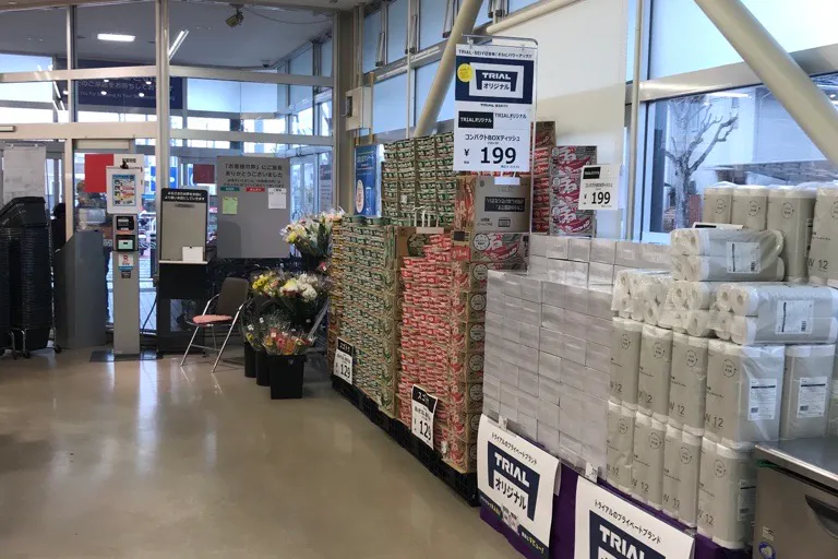 【西友 三本柳店】店内入口付近 プロモーション用途や物販、食物販のポップアップストアに最適なスーパー店内催事イベントスペース