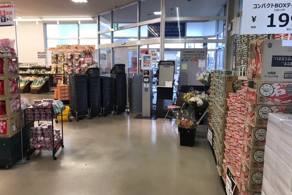 【西友 三本柳店】店内入口付近 プロモーション用途や物販、食物販のポップアップストアに最適なスーパー店内催事イベントスペース