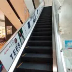 【イオンモール川口前川】モール内広告　エスカレーター側面ガラス
