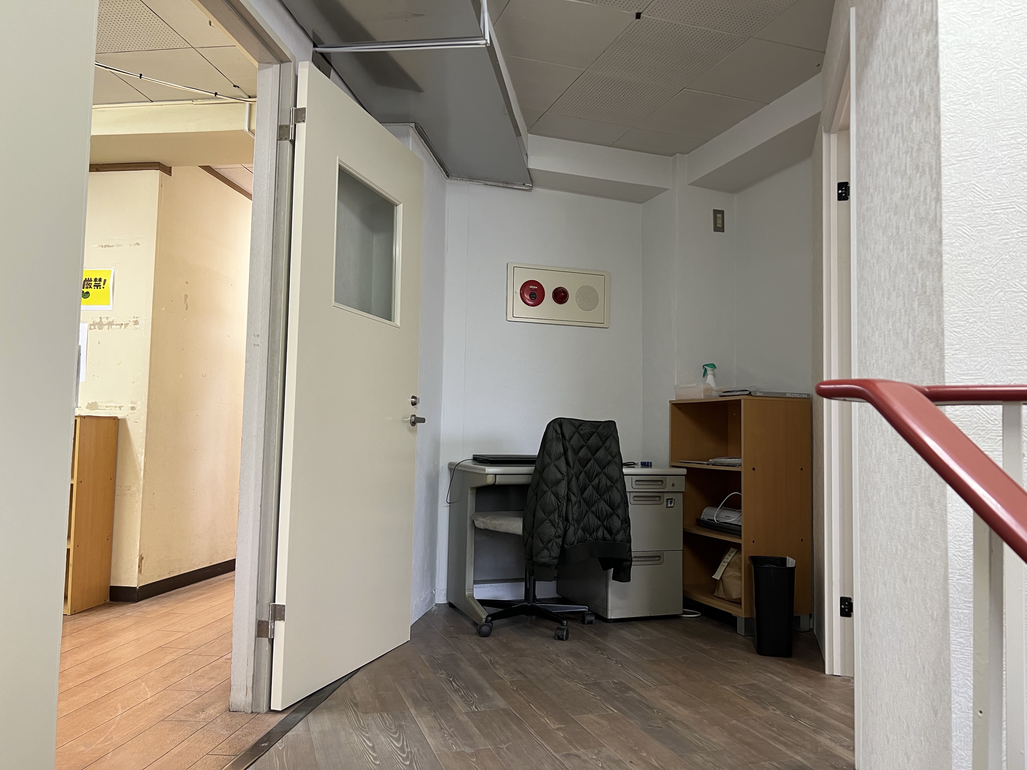 行き方②　階段上り切った右側がDスペースとなります。