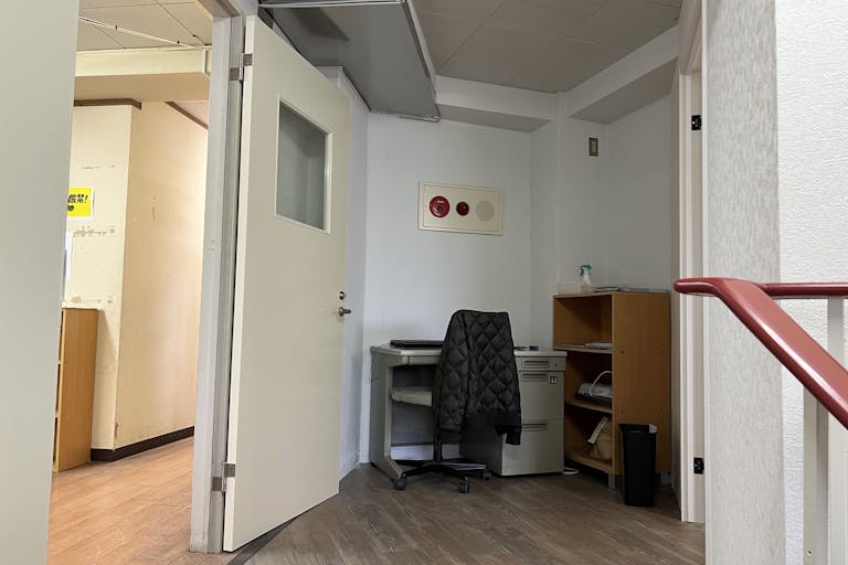 行き方② 階段上り切った右側がDスペースとなります。