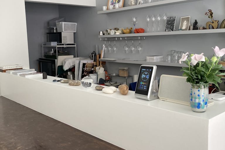 店舗内(カウンター・飾り棚)