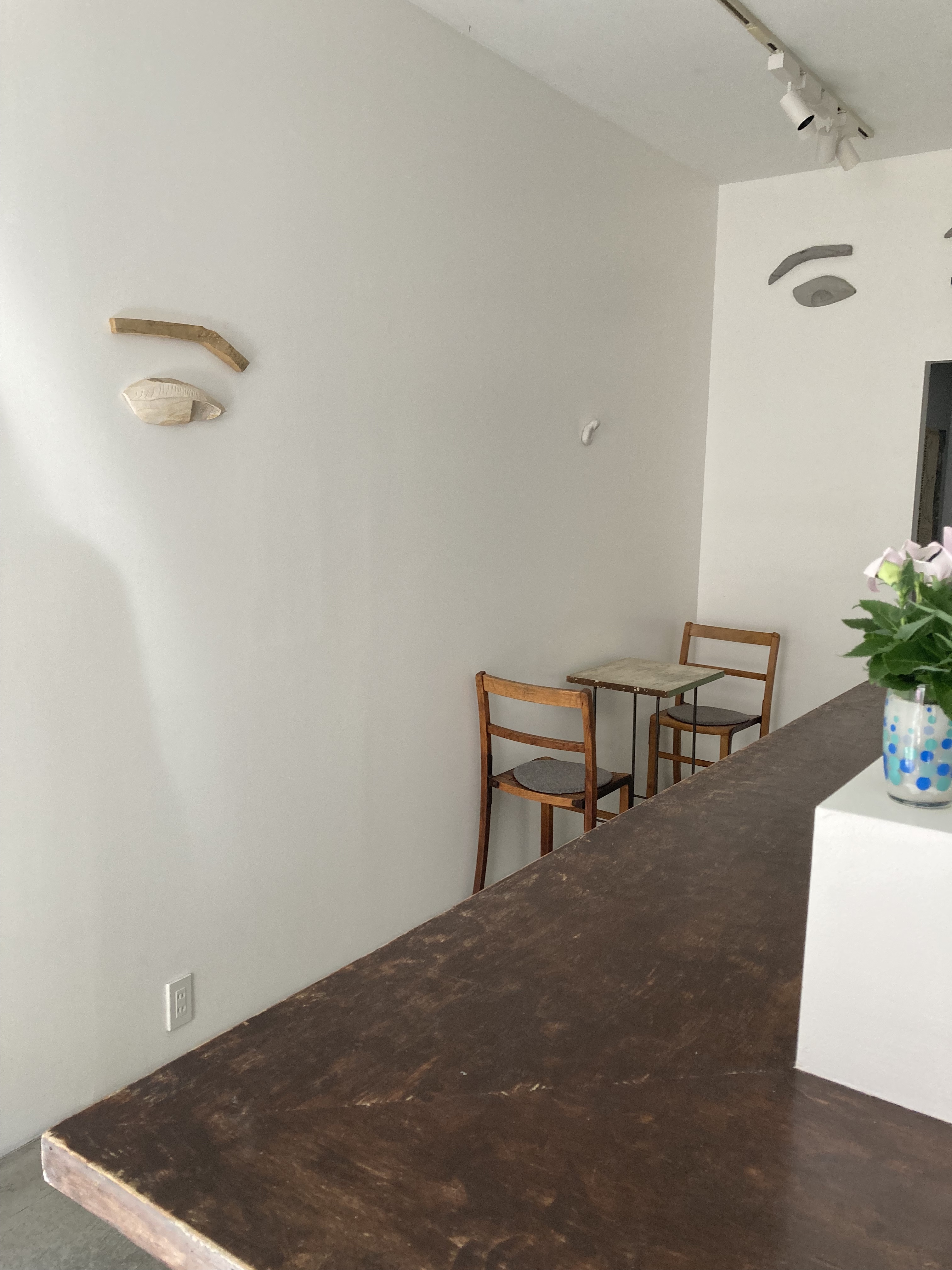 店舗内（壁面・作品展示中［by髙橋瑠璃］）