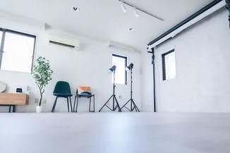 【神泉駅1分】撮影に適した白を基調とした自然光が入る撮影スタジオ兼レンタルスペース