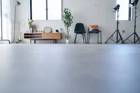 【神泉駅1分】撮影に適した白を基調とした自然光が入る撮影スタジオ兼レンタルスペース