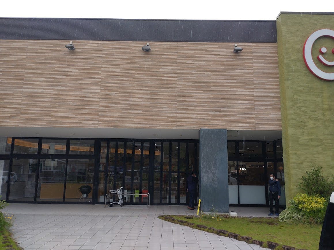 【エブリ東山店】物販や販促プロモーションに最適な入口近くの軒下スペース