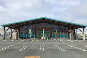 【ダイナム松阪店】キッチンカー出店やプロモーションイベントに最適なアミューズメント施設の駐車場スペース