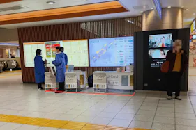 【北千住駅】北千住駅中央改札内コンコース(デジタルサイネージ側)
