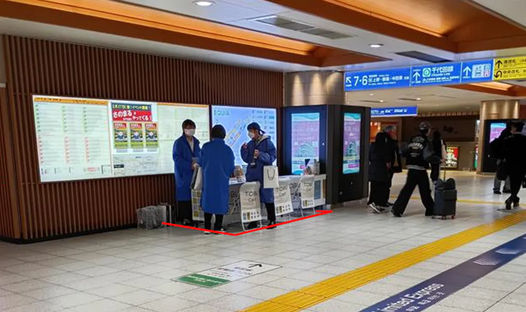 【北千住駅】北千住駅中央改札内コンコース(デジタルサイネージ側)