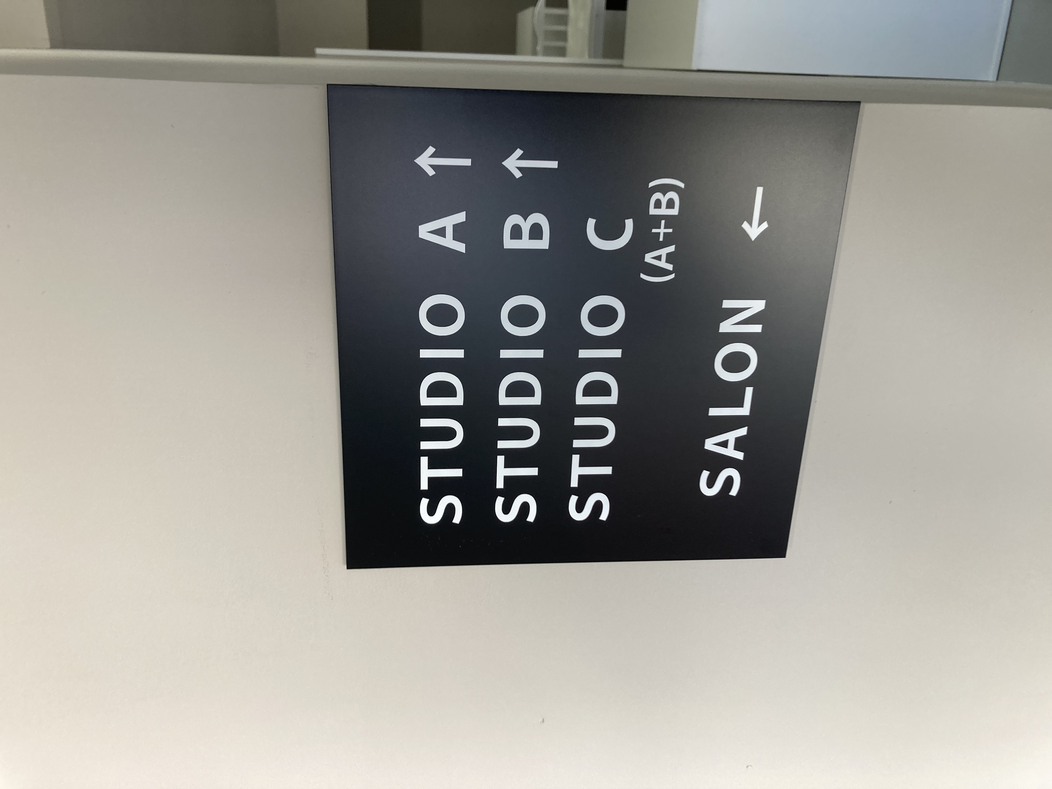 【インザグリーン西尾】サロンスペースは入口すぐ左手です