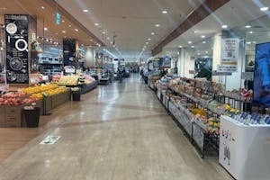 【そよら湘南茅ヶ崎】ポップアップストアやプロモーションに最適なショッピングモール1Fの食品フロア入口近くのイベントスペース