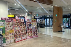 【そよら湘南茅ヶ崎】ポップアップストアやプロモーションに最適なショッピングモール1Fの食品フロア入口近くのイベントスペース