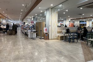 【そよら湘南茅ヶ崎】ポップアップストアやプロモーションに最適なショッピングモール1Fの食品フロア入口近くのイベントスペース