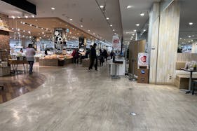 【そよら湘南茅ヶ崎】ポップアップストアやプロモーションに最適なショッピングモール1Fの食品フロア入口近くのイベントスペース