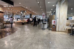 【そよら湘南茅ヶ崎】ポップアップストアやプロモーションに最適なショッピングモール1Fの食品フロア入口近くのイベントスペース