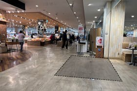 【そよら湘南茅ヶ崎】ポップアップストアやプロモーションに最適なショッピングモール1Fの食品フロア入口近くのイベントスペース