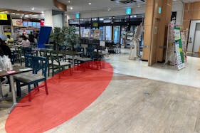 【そよら湘南茅ヶ崎】ポップアップストアやプロモーションに最適なショッピングモール1Fの食品フロア入口近くのイベントスペース