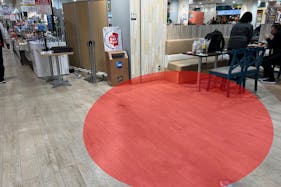 【そよら湘南茅ヶ崎】ポップアップストアやプロモーションに最適なショッピングモール1Fの食品フロア入口近くのイベントスペース