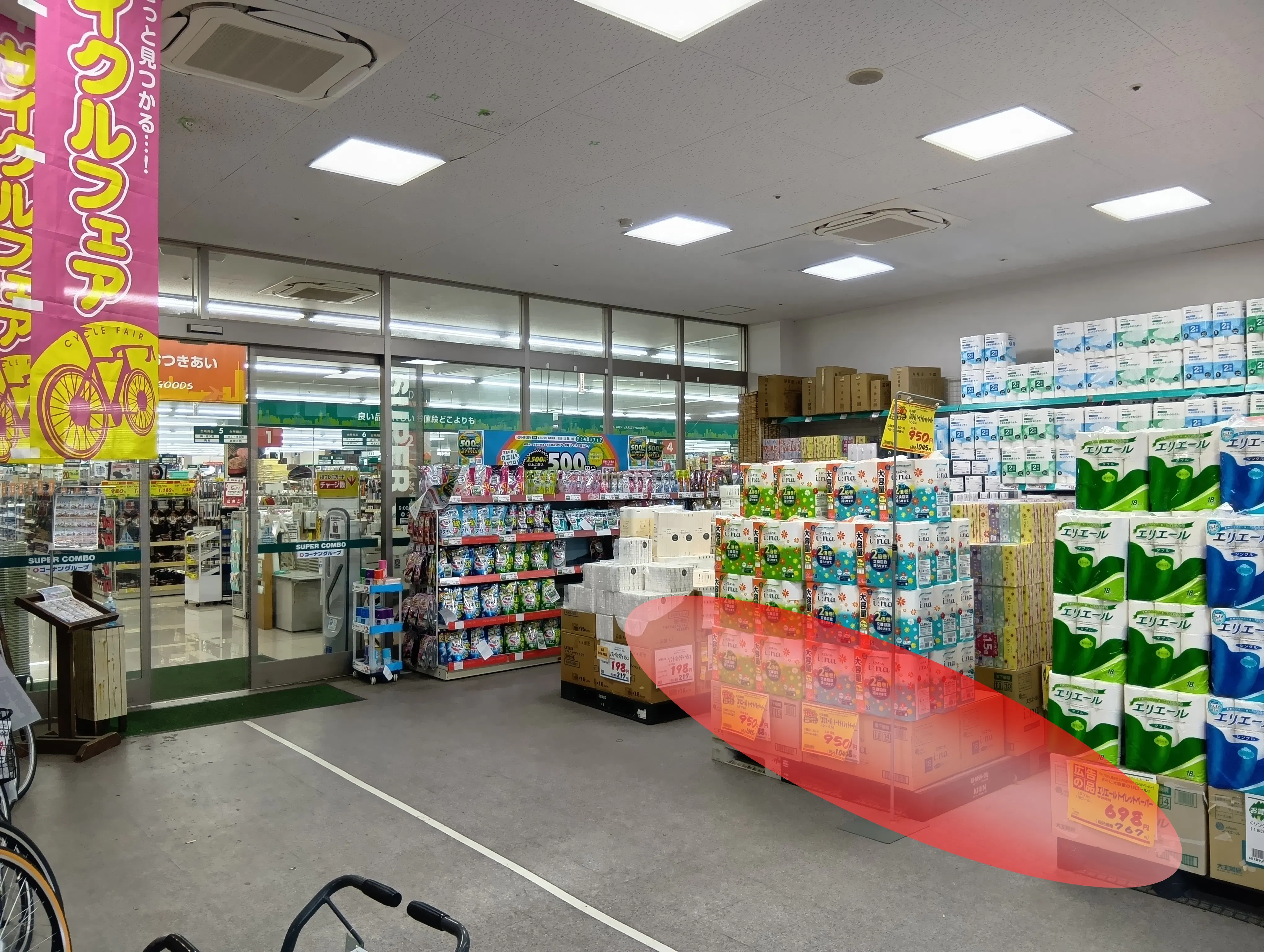 【HIヒロセスーパーコンボ渡鹿店】各種プロモーションイベントに最適なホームセンターの風除室スペースの画像