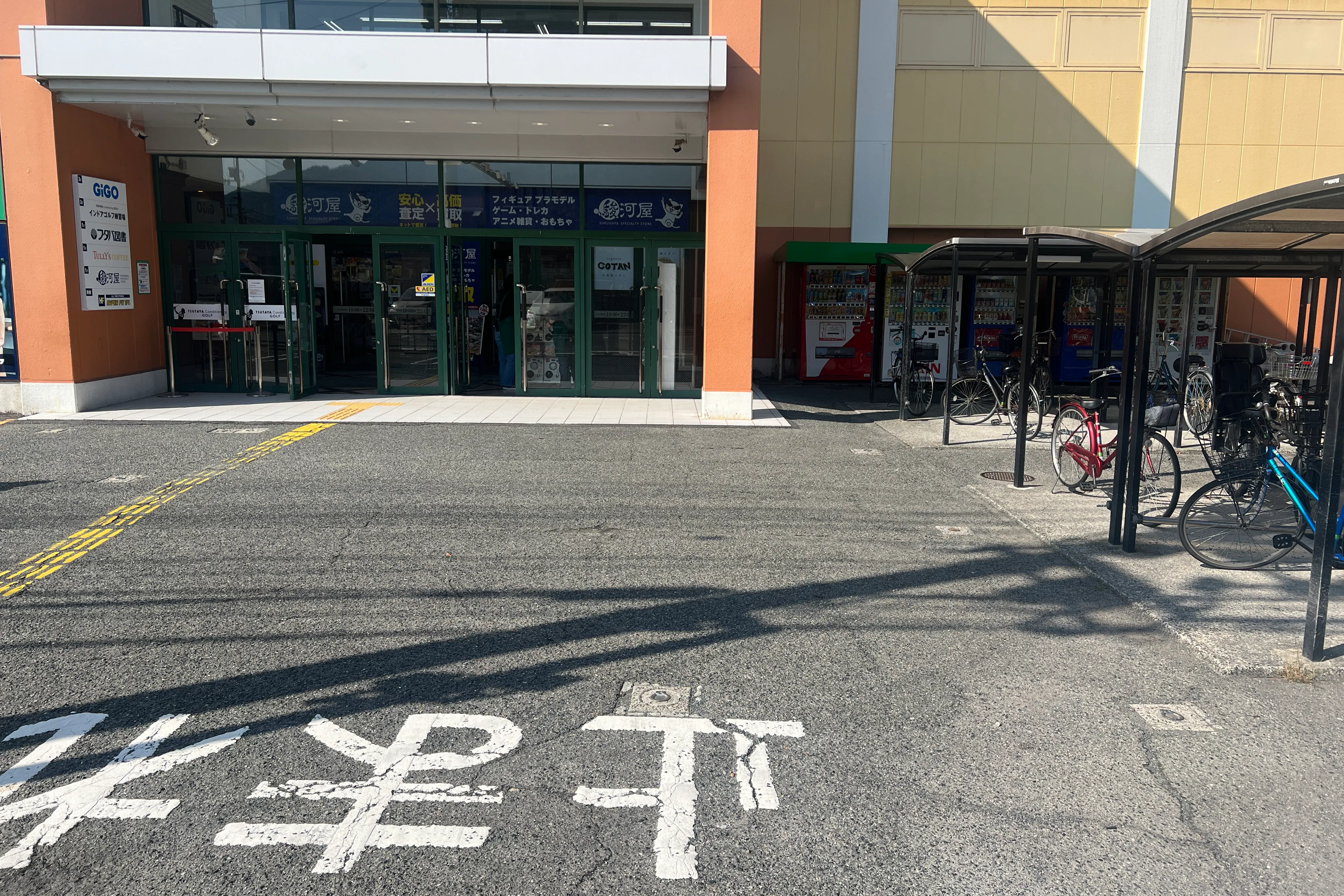 【フタバ図書TSUTAYA MEGA中筋店】キッチンカーに最適な店舗入口前のイベントスペース