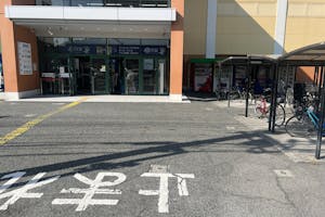 【フタバ図書TSUTAYA MEGA中筋店】キッチンカーに最適な店舗入口前のイベントスペース