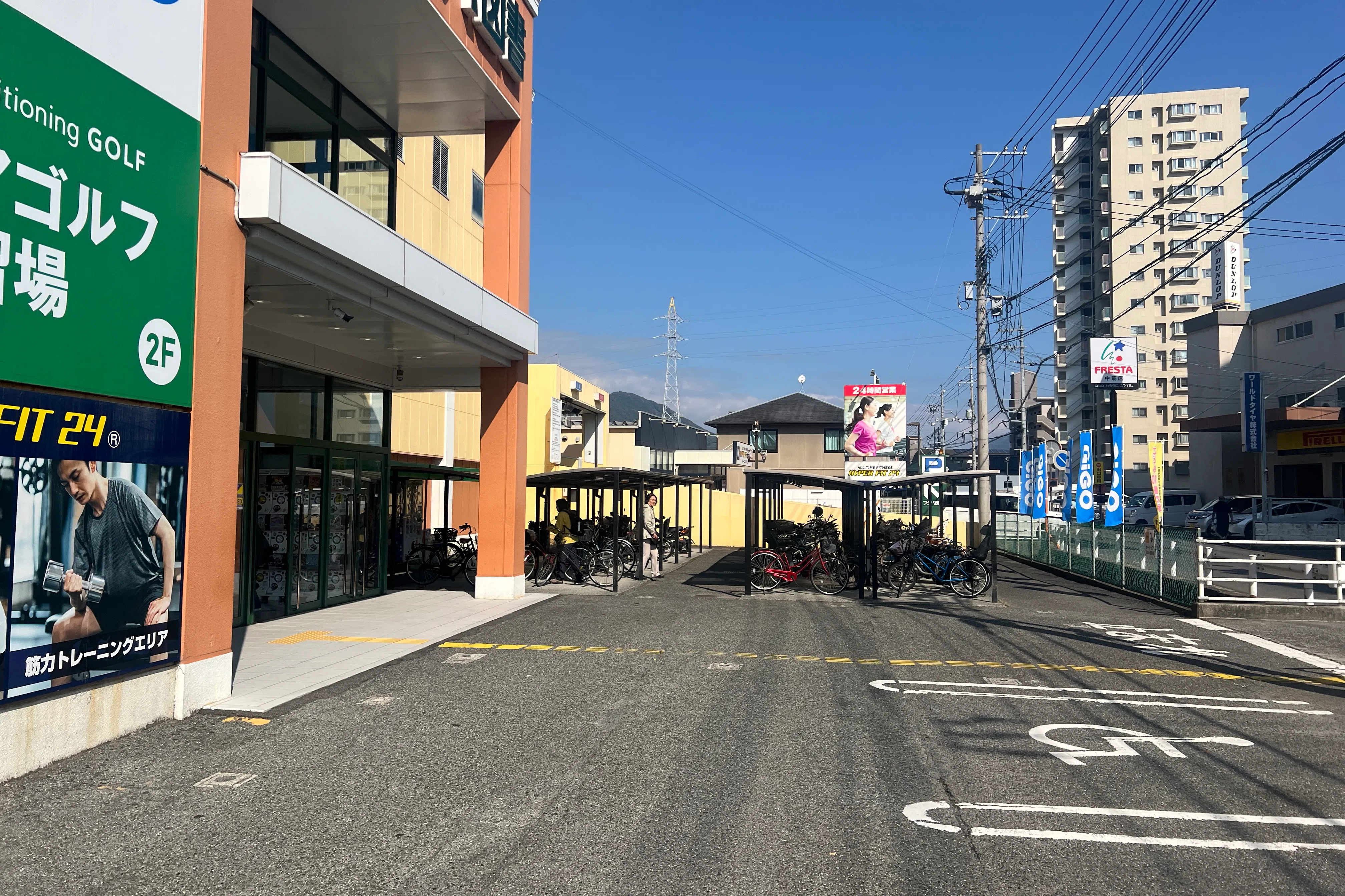 【フタバ図書TSUTAYA MEGA中筋店】キッチンカーに最適な店舗入口前のイベントスペース