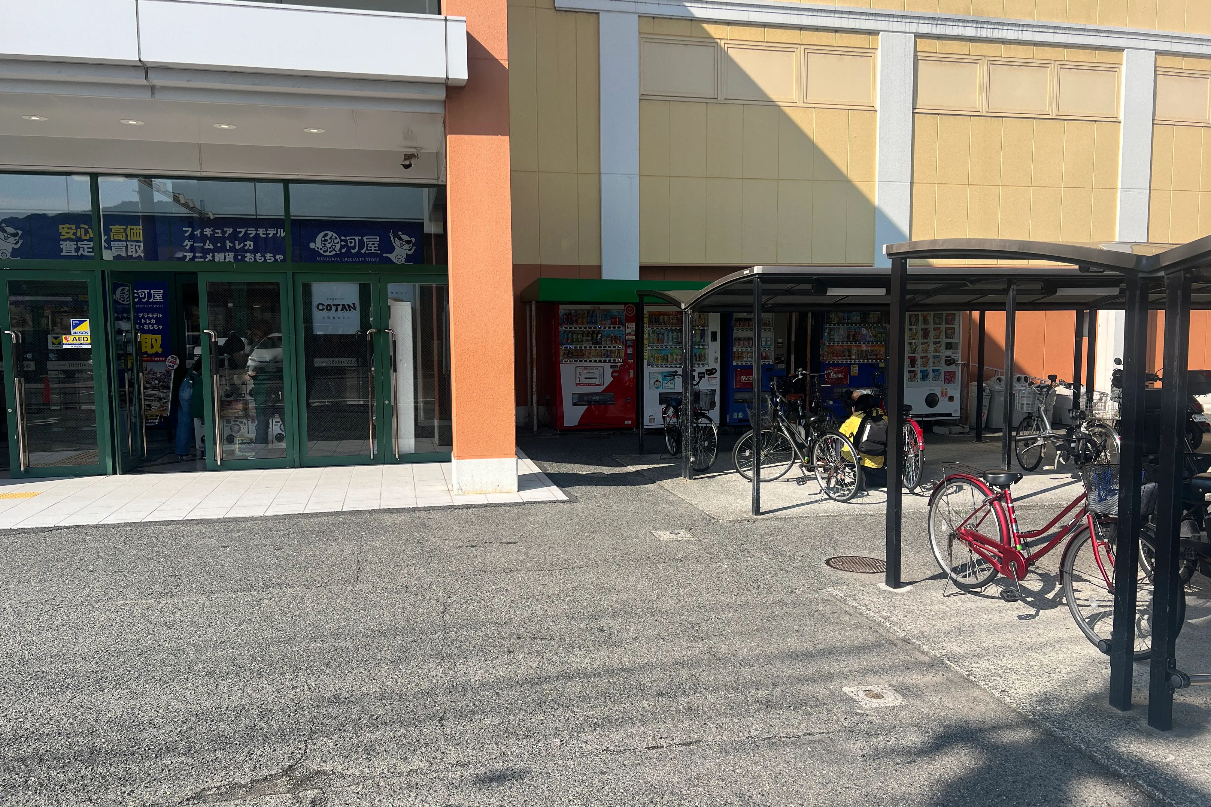 【フタバ図書TSUTAYA MEGA中筋店】キッチンカーに最適な店舗入口前のイベントスペース