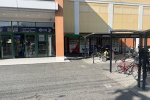 【フタバ図書TSUTAYA MEGA中筋店】キッチンカーに最適な店舗入口前のイベントスペース