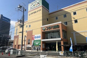 【フタバ図書TSUTAYA MEGA中筋店】プロモーションに最適な店舗入口風除室のイベントスペース