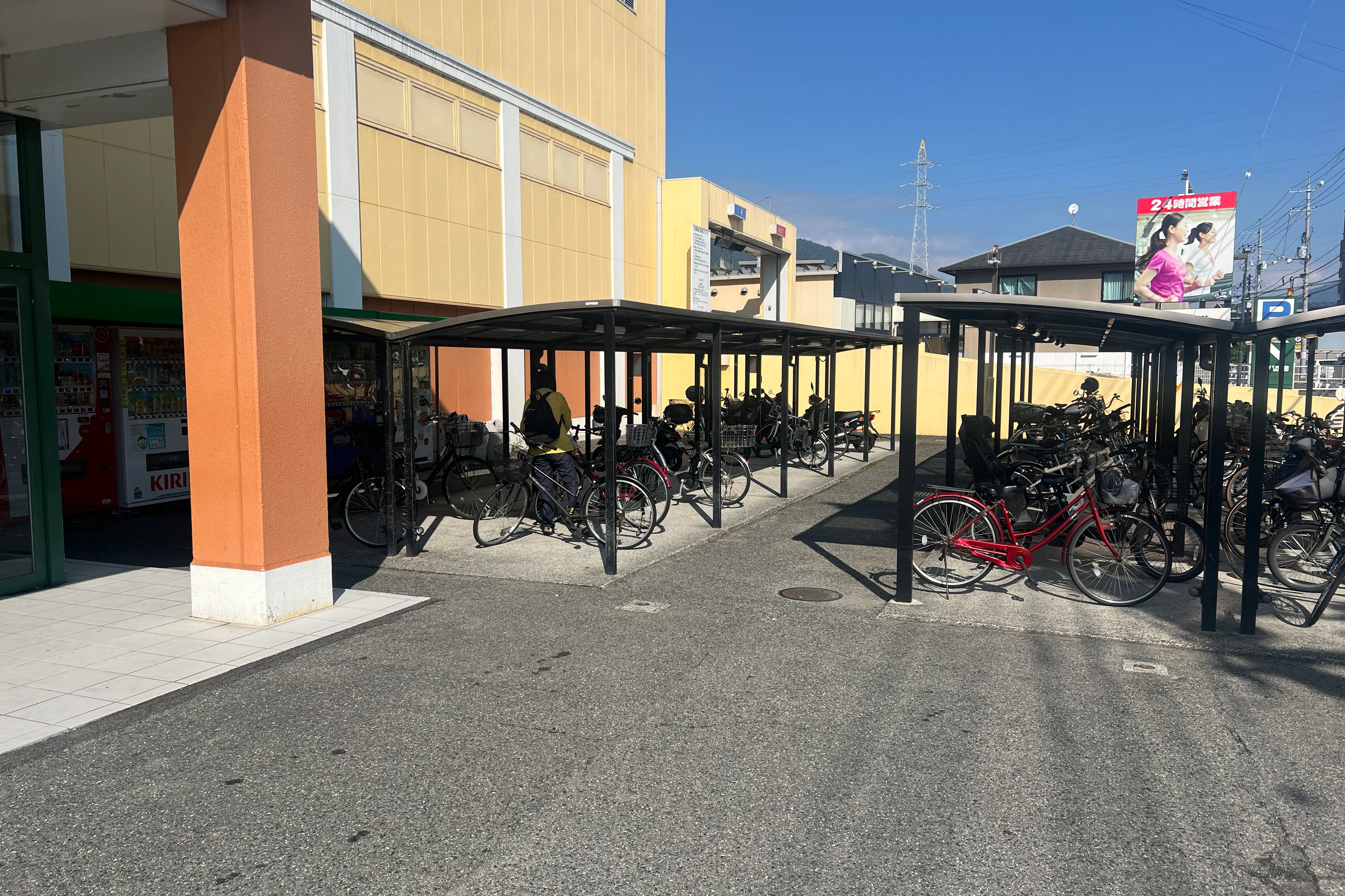 【フタバ図書TSUTAYA MEGA中筋店】キッチンカーに最適な店舗入口前のイベントスペース