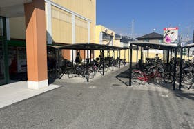 【フタバ図書TSUTAYA MEGA中筋店】キッチンカーに最適な店舗入口前のイベントスペース