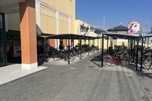 【フタバ図書TSUTAYA MEGA中筋店】キッチンカーに最適な店舗入口前のイベントスペース