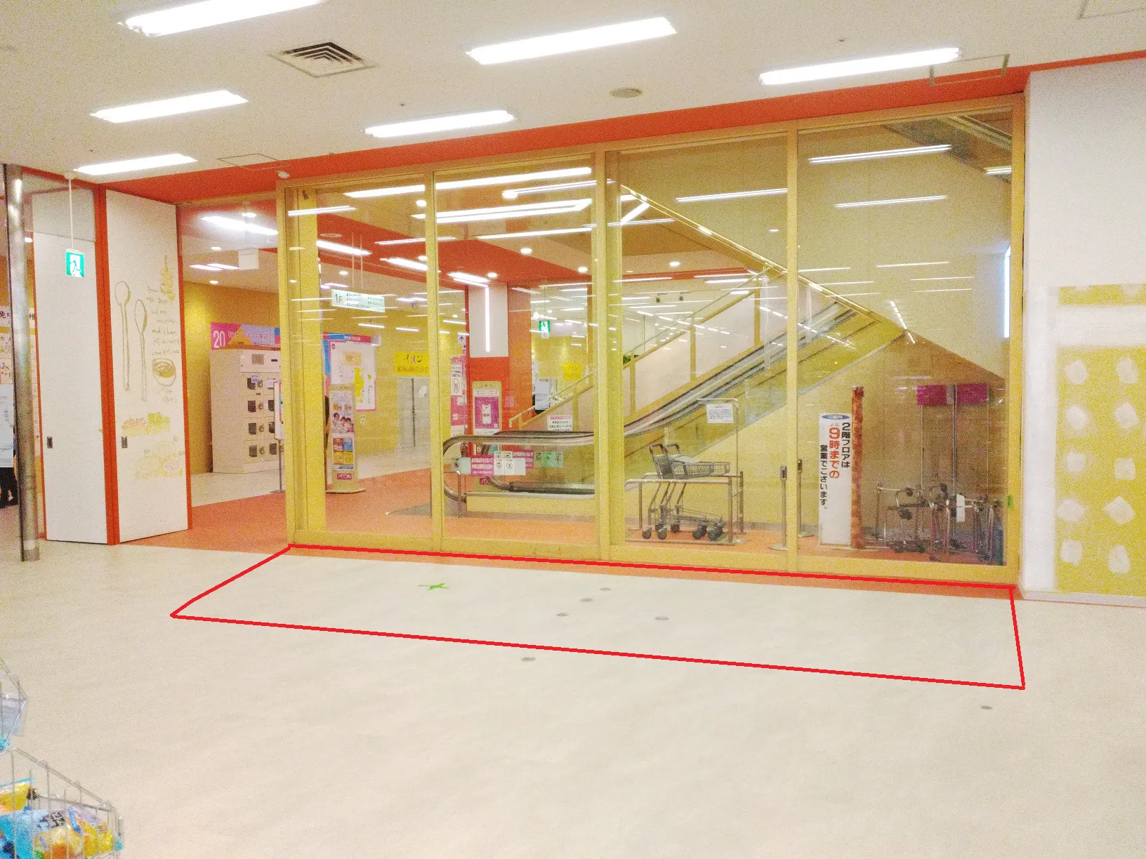 【イオン福岡東ショッピングセンター（福岡県）】食品レジ前　催事スペースの画像