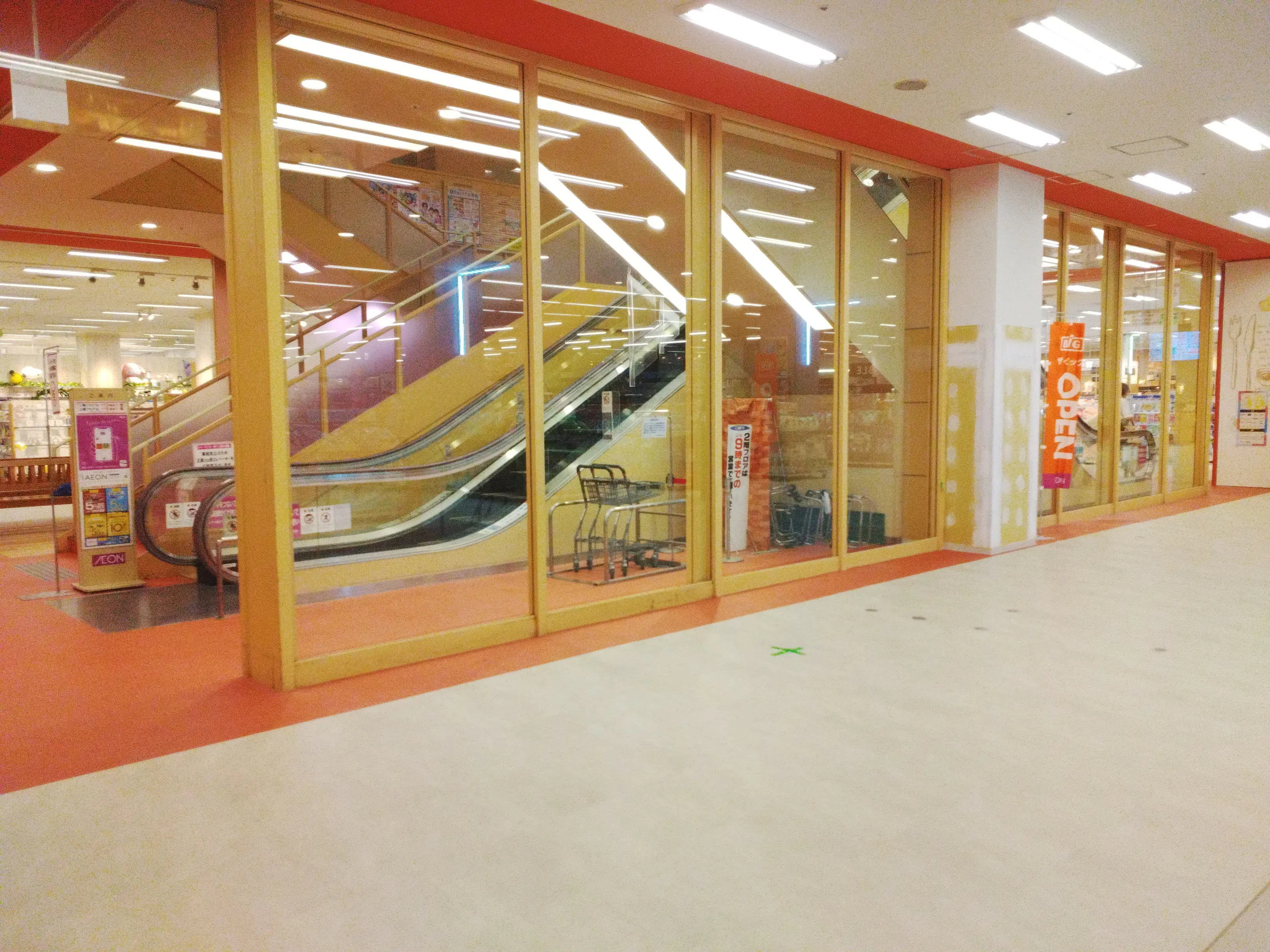 【イオン福岡東ショッピングセンター（福岡県）】食品レジ前　催事スペース