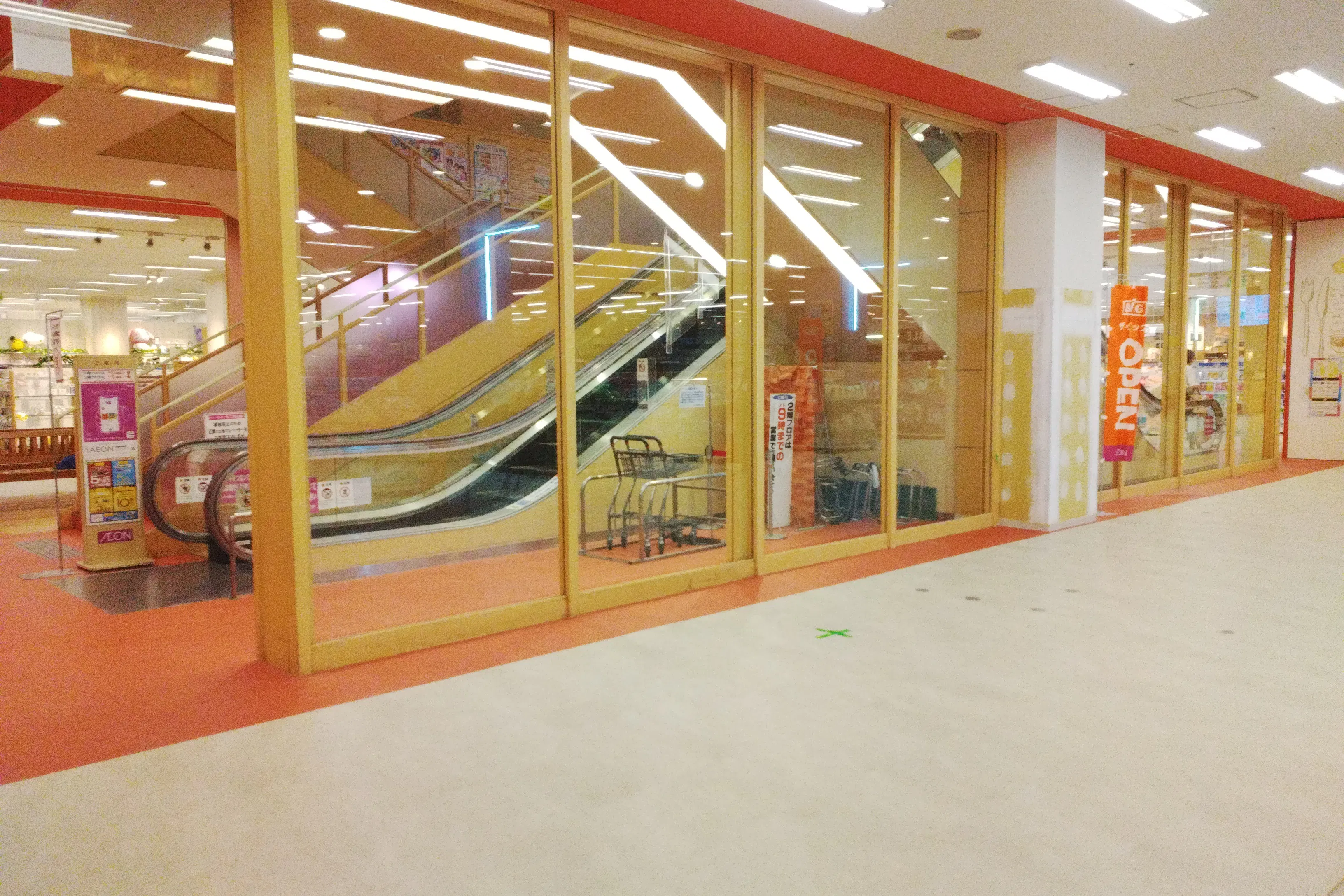 【イオン福岡東ショッピングセンター(福岡県)】食品レジ前 催事スペース