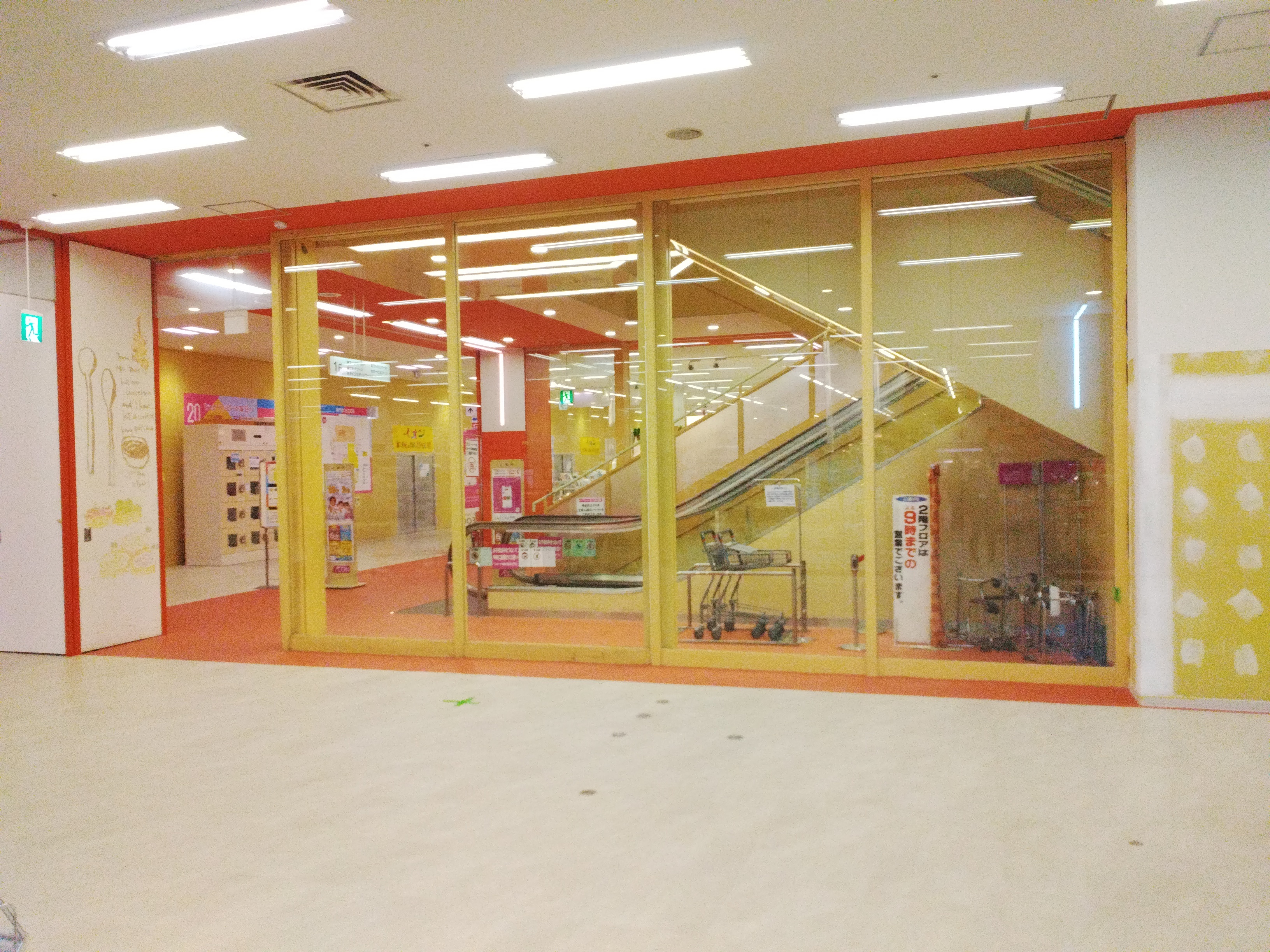 【イオン福岡東ショッピングセンター（福岡県）】食品レジ前　催事スペース