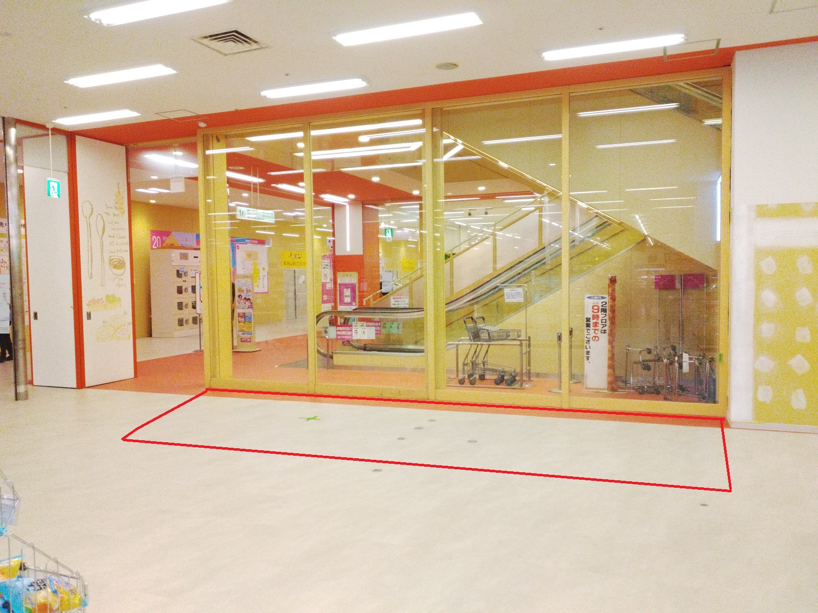 【イオン福岡東ショッピングセンター（福岡県）】食品レジ前　催事スペース