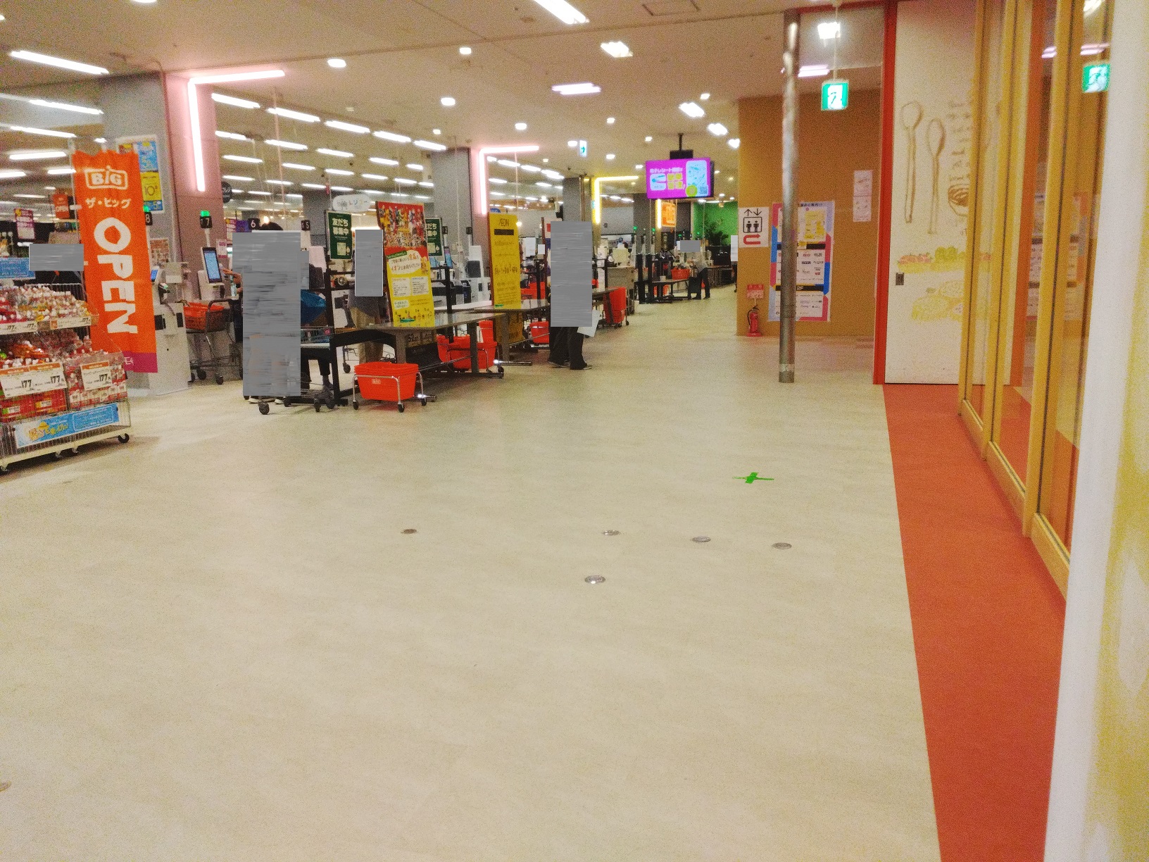【イオン福岡東ショッピングセンター（福岡県）】食品レジ前　催事スペース