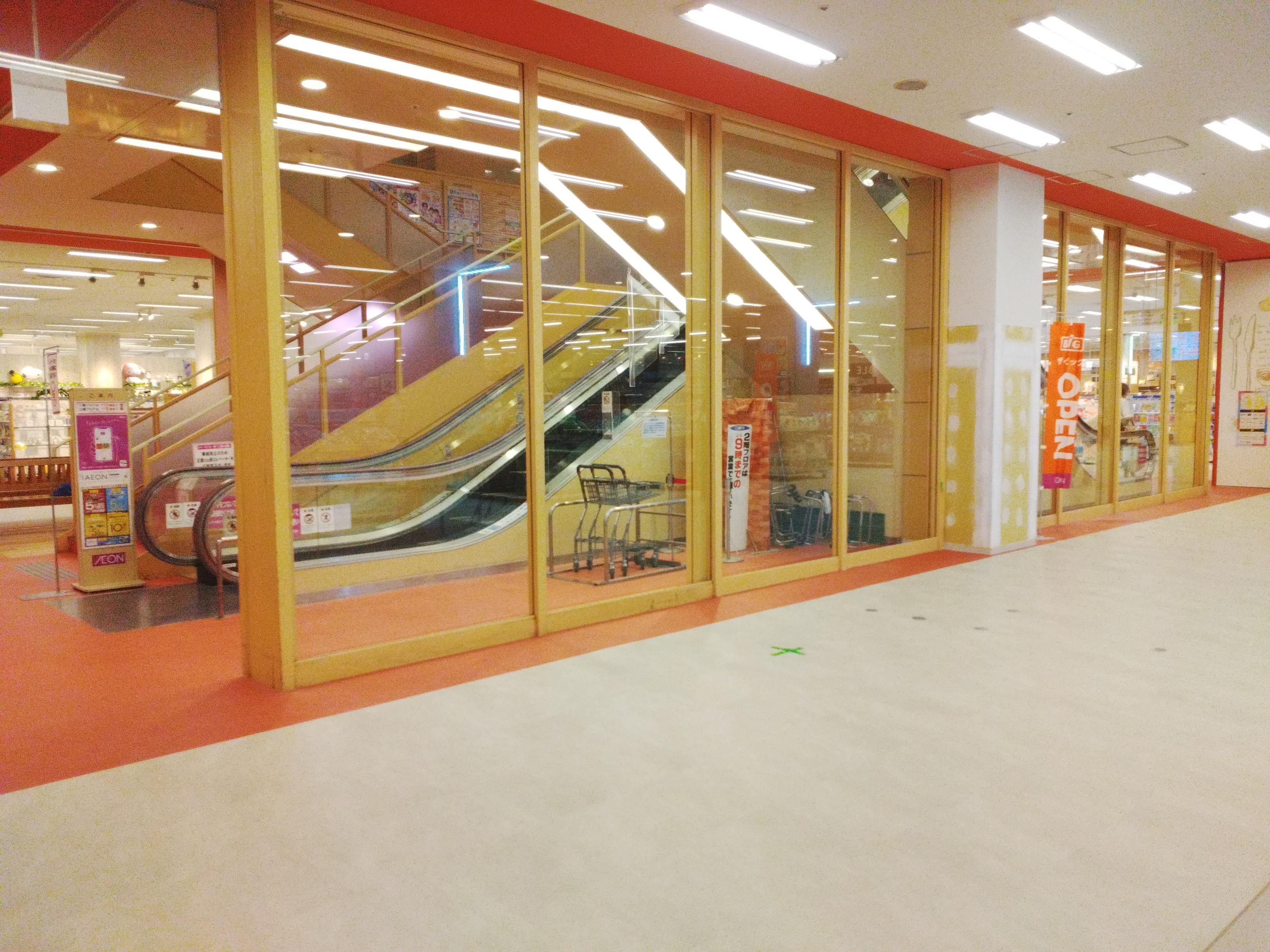 【イオン福岡東ショッピングセンター（福岡県）】食品レジ前　催事スペース