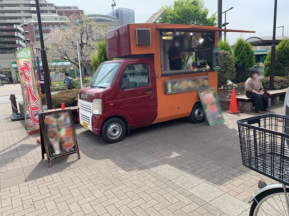 いなげや花小金井駅前店】各種プロモーションイベントに最適なスーパーマーケットの屋外イベントスペース｜ショップカウンター